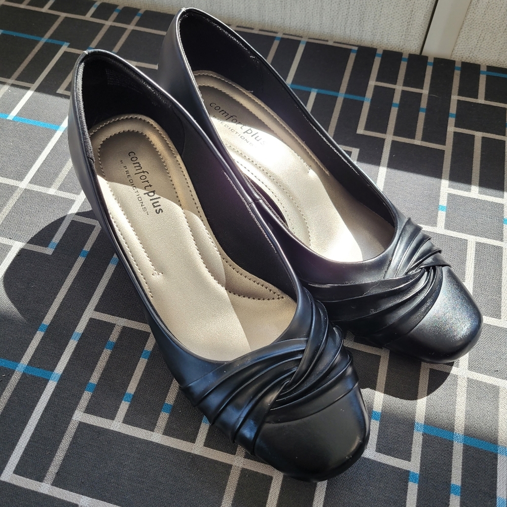 Ladies Comfort Plus by Predictions shoes.